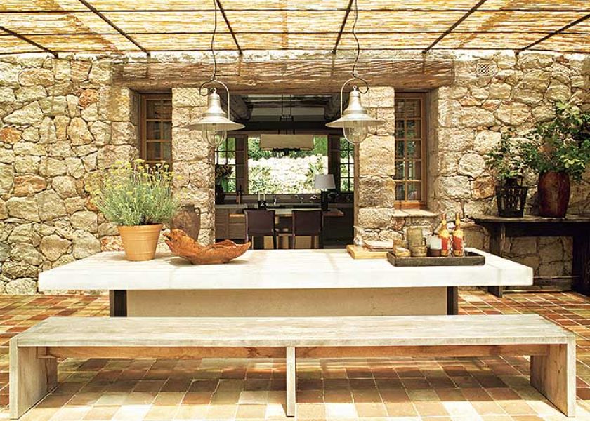 Wprost z kuchni wychodzi się na taras osłonięty bambusowym dachem. Blat stołu został zrobiony z