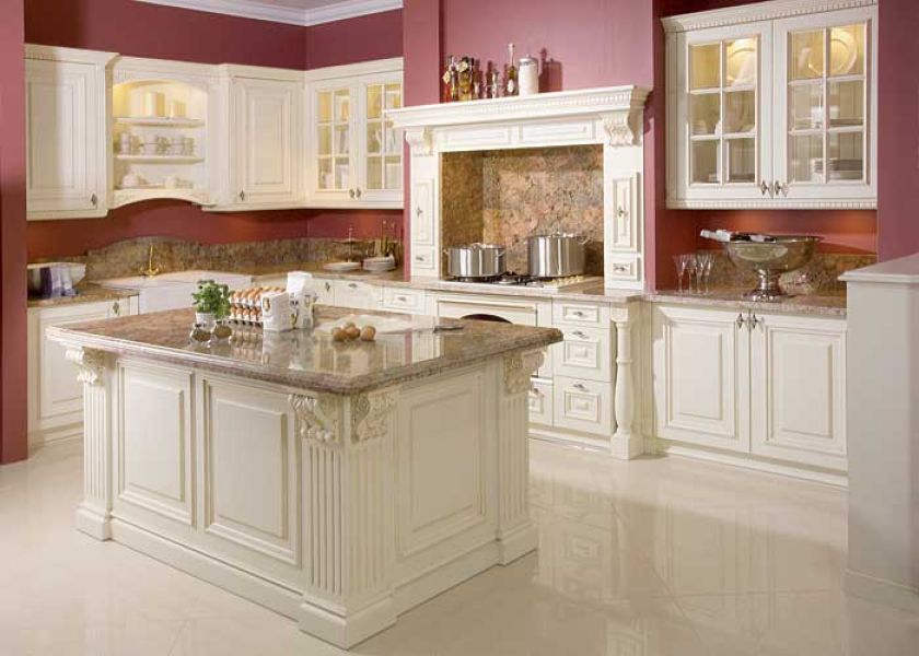 Wytworna, bardzo bogata w ornamenty. Za klasyczną formą kryją się nowoczesne rozwiązania technologiczne. TOSSI