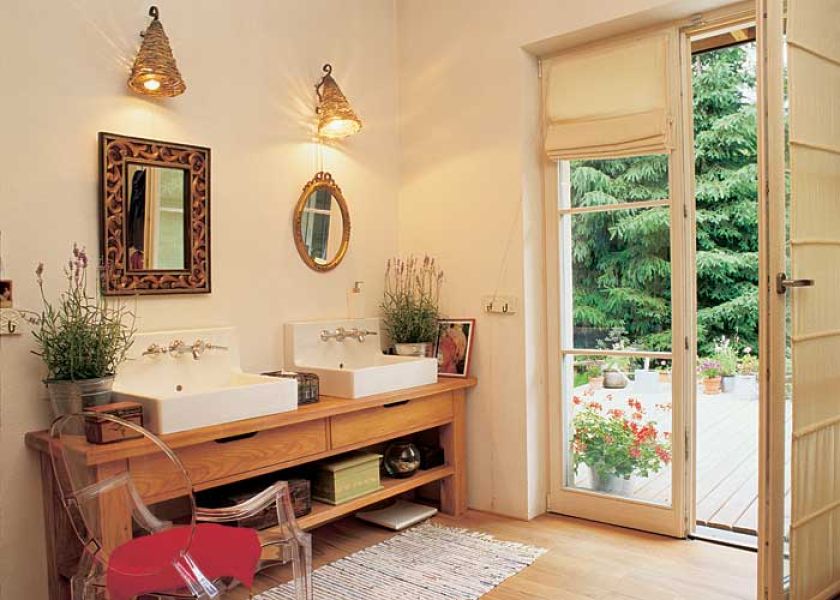 Z intymnego kąpielowego saloniku możemy wyjść prosto na taras.