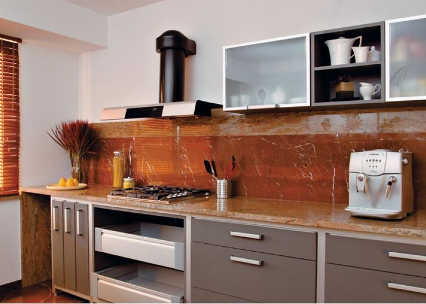 Zarówno blat, jak i obudowa ściany zrobione są z granitu New Ladys Dream. Blat kosztuje 505 zł/m2, okładzina ścienna