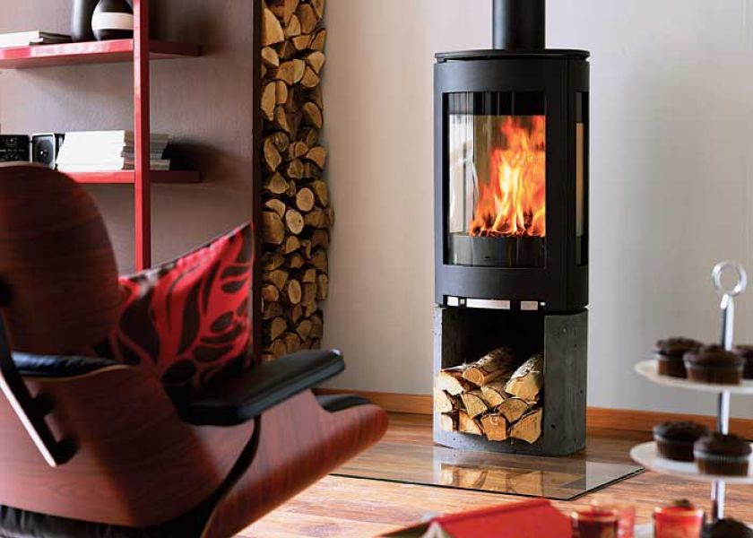 Żeliwny piec J?tul F 372 na podstawie z lekkiego betonu. Zdobył uznanie w prestiżowym konkursie dla projektantów red dot