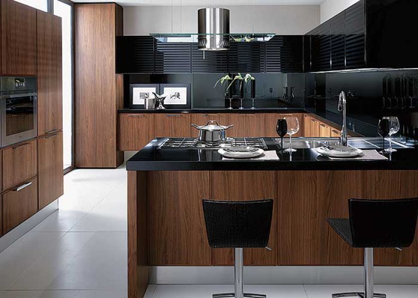 Zgrany duet. Dekoracyjne drewno orzecha włoskiego w kolorze Canaletto ładnie wygląda z czarnymi blatami - mogą być matowe lub