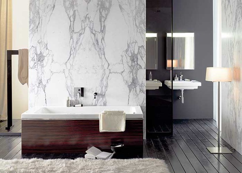 Zimny marmur i ciepłe drewno. Za wannę firmy Keramag-Era zapłacimy 2708 zł, za umywalkę (70 x 55 cm) - 1069 zł. KOŁO