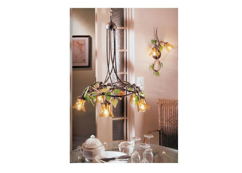 Żyrandol z opuszczonymi jak kielichy kwiatów kloszami i zielonymi imitacjami listków przypomina wiosenny wianek. Kosztuje