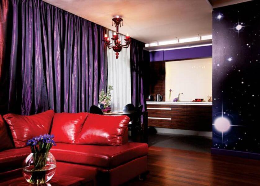 Fioletowe teatralne zasłony z jedwabnej tafty.