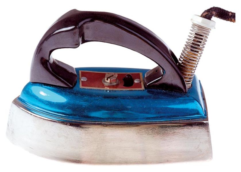 Żelazko elektryczne, ok. 1960 r., fot. shutterstock.com