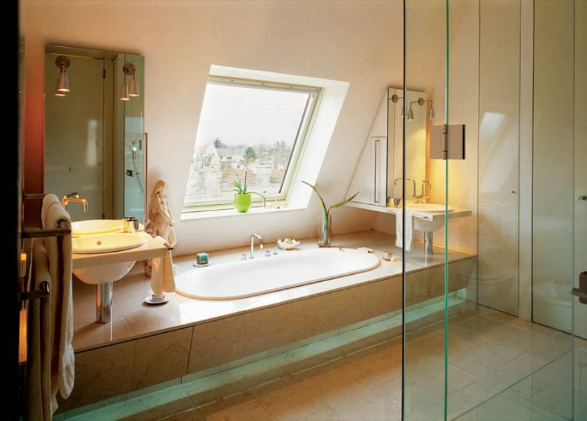 Nie tylko meble łazienkowe muszą być odporne na wodę, ale i okna. Velux GGU pokryto poliuretanem i zaopatrzono w