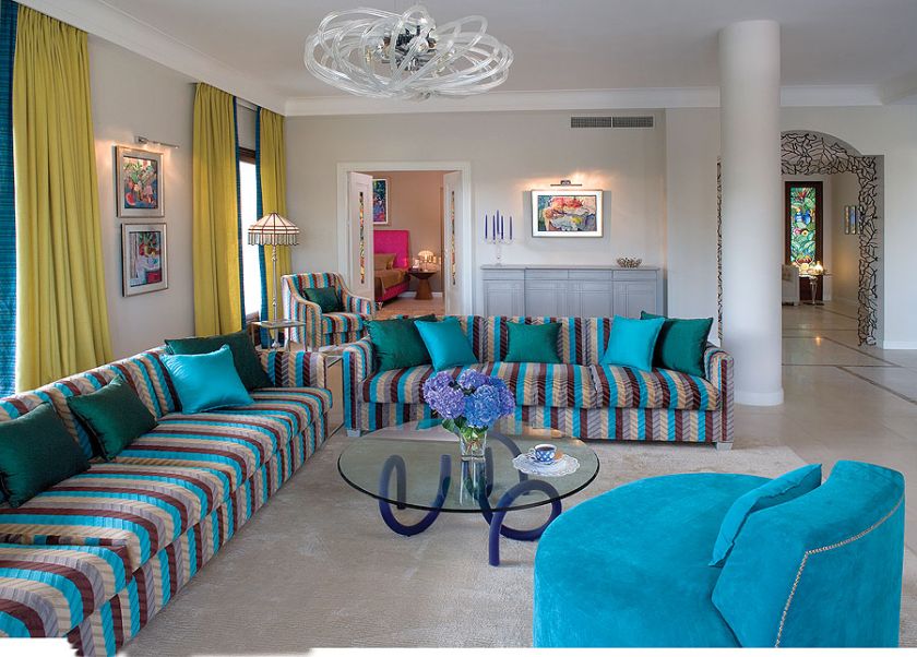 Salon urządzono w błękitach, granatach i odcieniach turkusu.