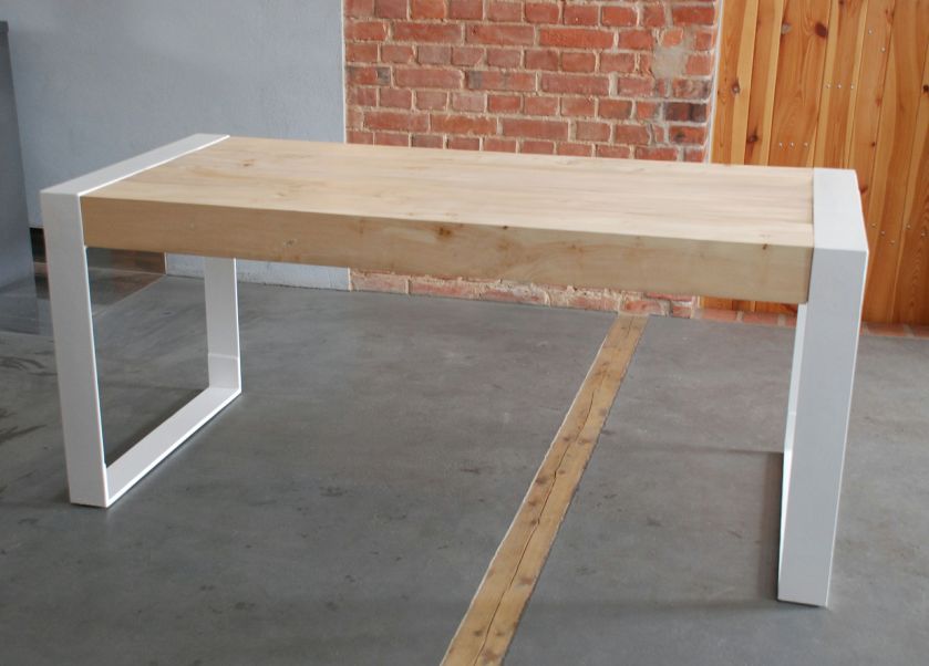 Stół, który nie ma nic wspólnego z wyposażeniem domów produkowanym masowo ze sztucznych materiałów.