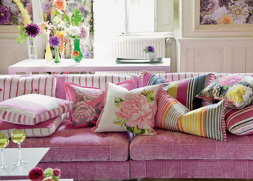 Wbrew pozorom to świetne zestawienie. Zwłaszcza gdy łączy je kolorystyka. Poduchy marki Designers Guild po 300 zł za sztukę.