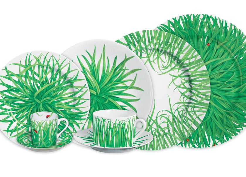 Zastawa stołowa z roślinami i owadami