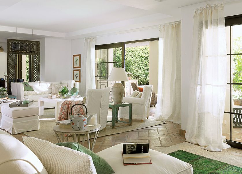 Dom otwarty na patio i urządzony prostymi meblami.