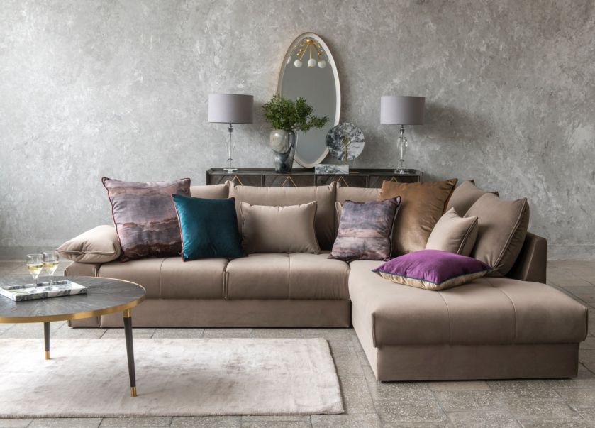 brązowa kanapa w salonie