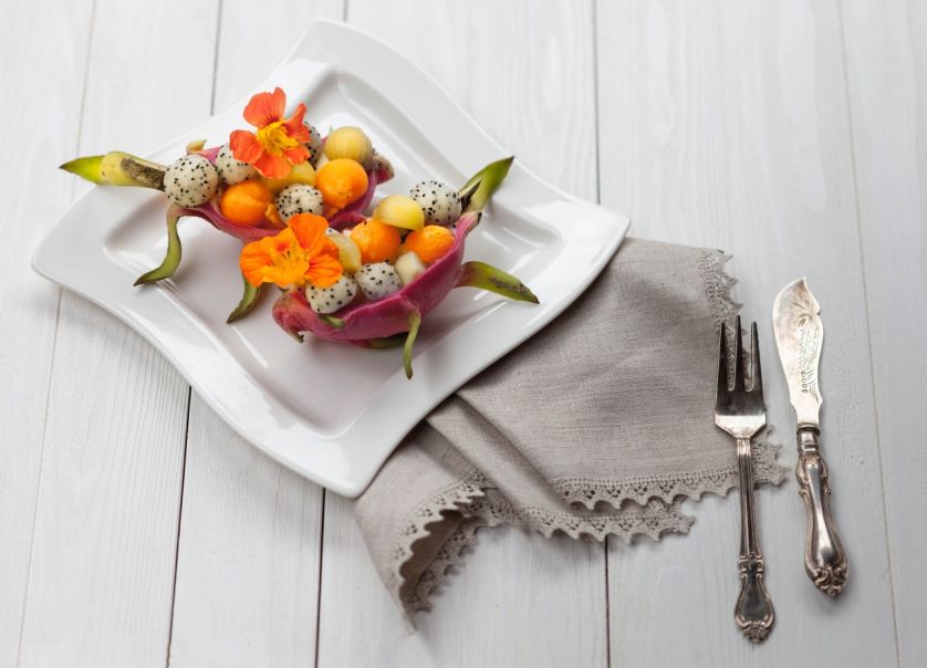 Kwiaty nasturcji pasują do wiosennych i letnich sałatek, do ciast i twarożków