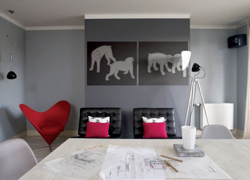 Kuchnia urządzona minimalistycznie, z odrobiną loftowego pazura. Stylu kuchni nadaje stół na toczonych nogach.