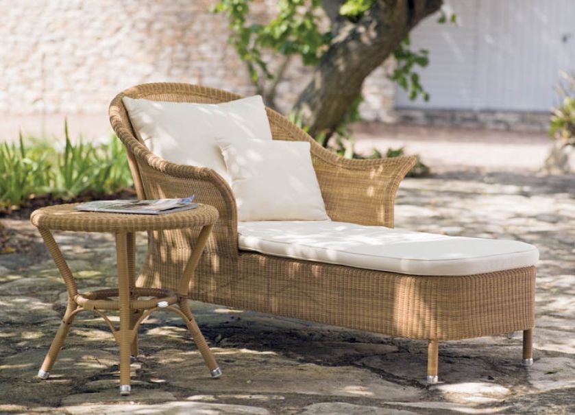 Pleciony szezlong Lansing (5556 zł). Za stolik z tej samej kolekcji zapłacimy 956 zł. DECOLOR