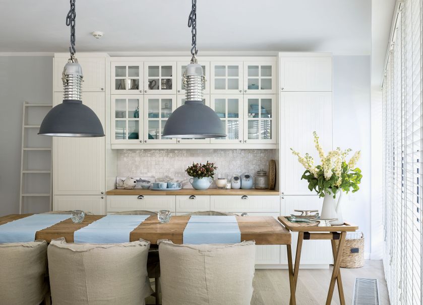 W kuchni połączonej z salonem wystarczy jeden stół. Fot. Dariusz Radej (Weranda 8/2016)