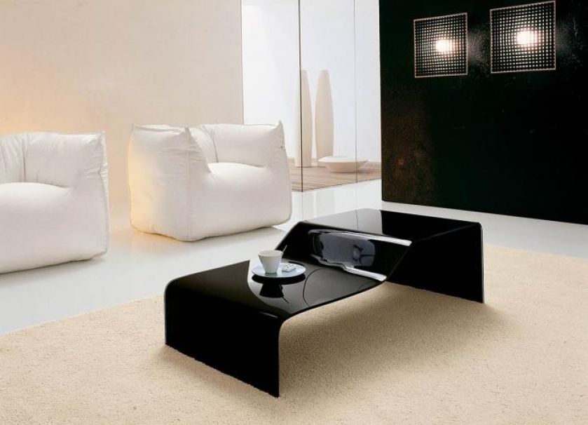 Stolik od Tonin Casa. Czarne hartowane szkło. Cena - 2100 zł. MAX-FLIZ