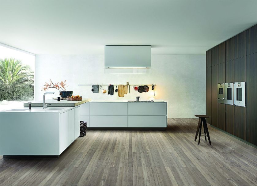 MATRIX, minimalistyczna kuchnia z wyspą w bieli i fornirem na wysokich szafkach, VARENNA CUCINE, sf96.pl