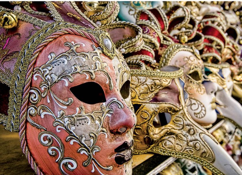 Tradycyjne karnawałowe maski weneckie. Fot. Medium