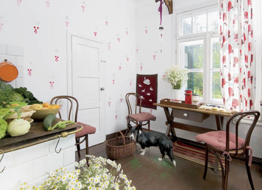 Wzory są jak z dawnych wiejskich tapet: wisienki, winne grona, naiwne kwiatki.