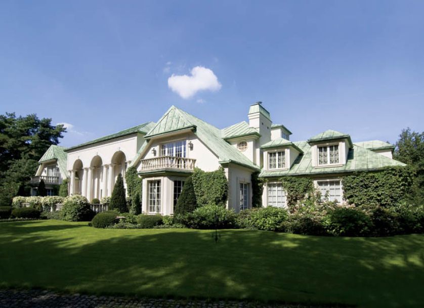 Klasyczna biała willa z mnóstwem przytulnych tarasów.