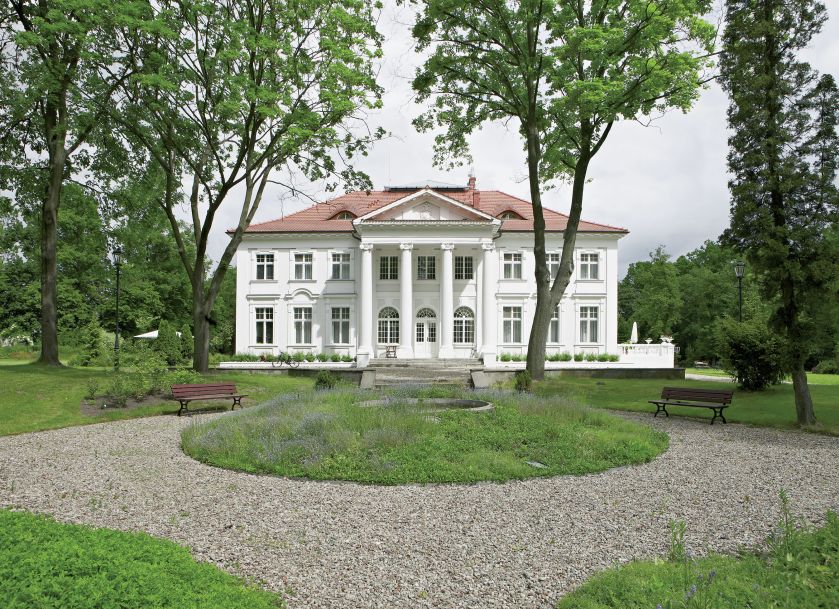 Myślisz pałac , widzisz stiuki, antyki, kandelabry. Tu po stawiku pływają gęsi garbonose, a z antykami