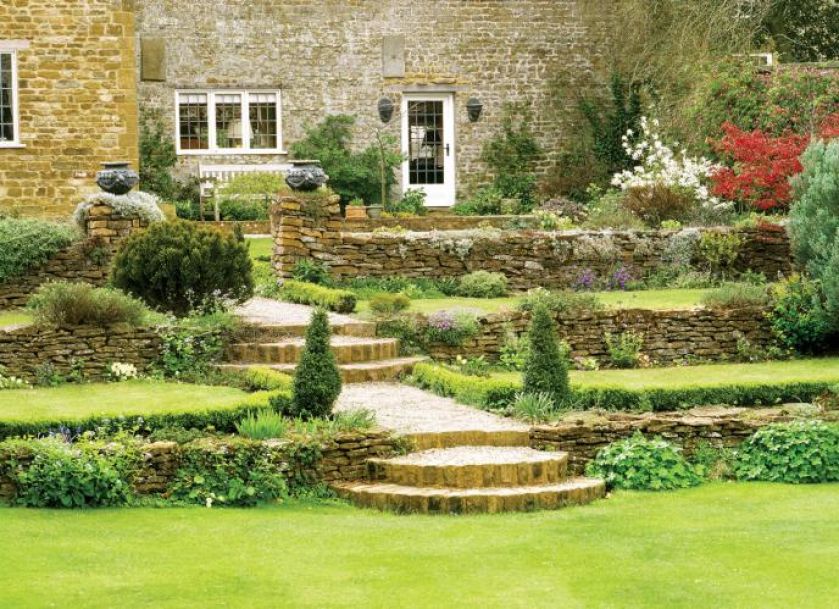 Schody prowadzące do ogrodu. Angielski trawnik i polska łąka