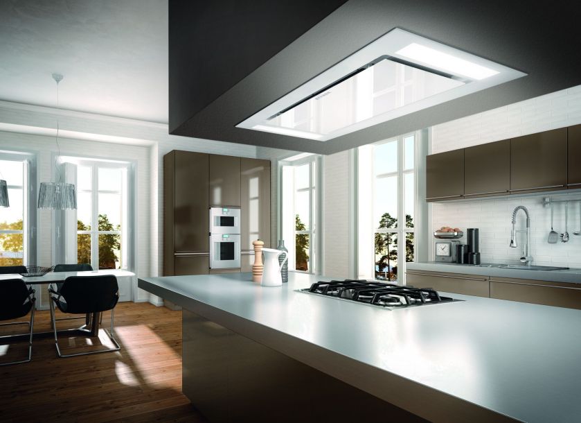 Skypad, dyskretny dizajn sufitowy umieszczony nad płytą kuchenną.