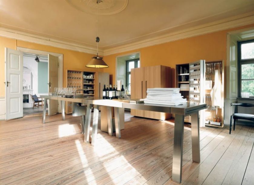 Nowoczesne wyposażenie kuchni kontrastuje z wysmakowanymi architektonicznymi detalami dawnego wnętrza. Płytkie szafy na