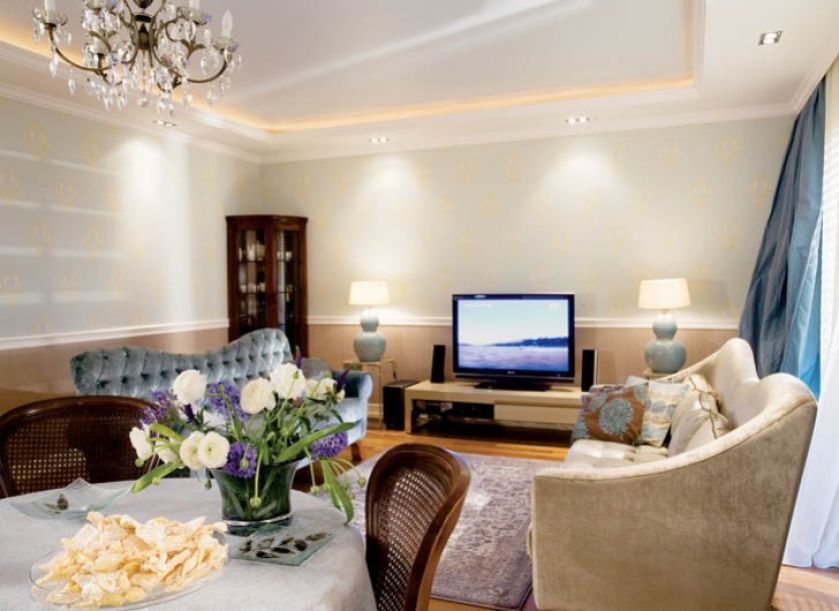 W salonie dwie kanapy zaprojektowane przez Małgosię Kalitę. Mają inny kolor i ksztalt, ale obydwie