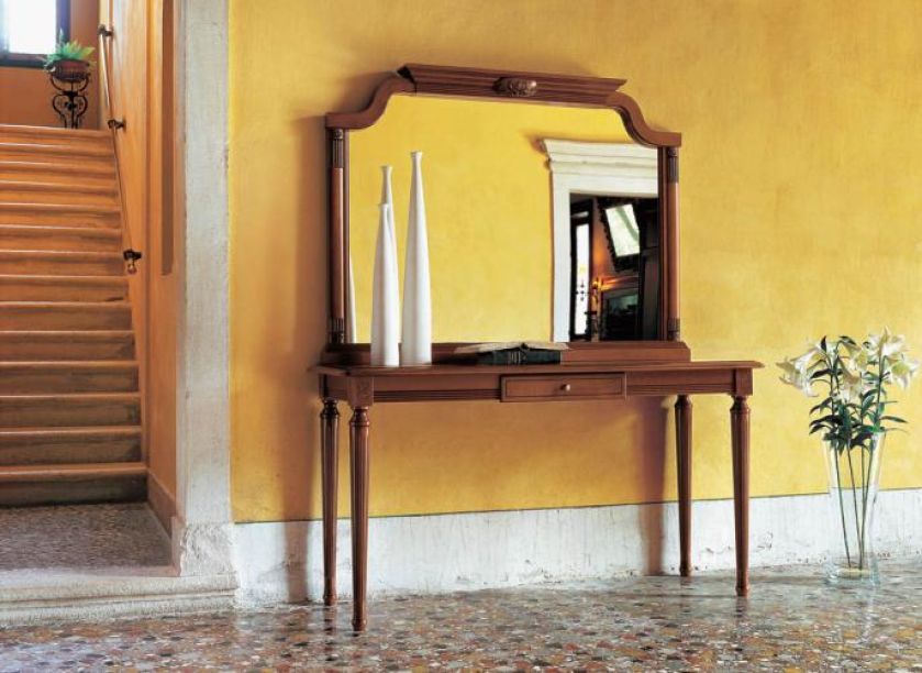 Duża konsola przyda się, gdy zabraknie nam pomysłu, jak zagospodarować wolną ścianę. Lustro Millemiglia z