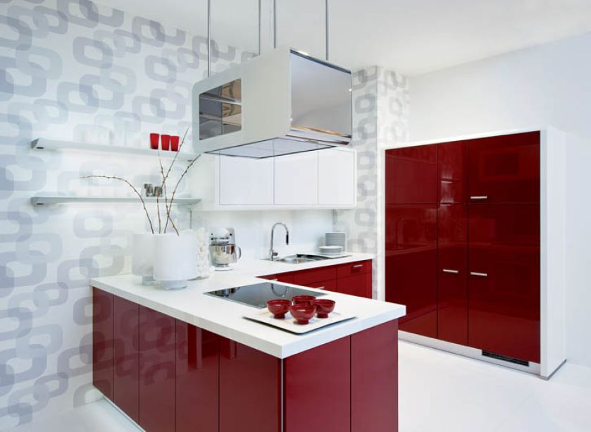 Dobre zestawienie: złamana czerwień i białe dodatki. NOLTE KUCHEN