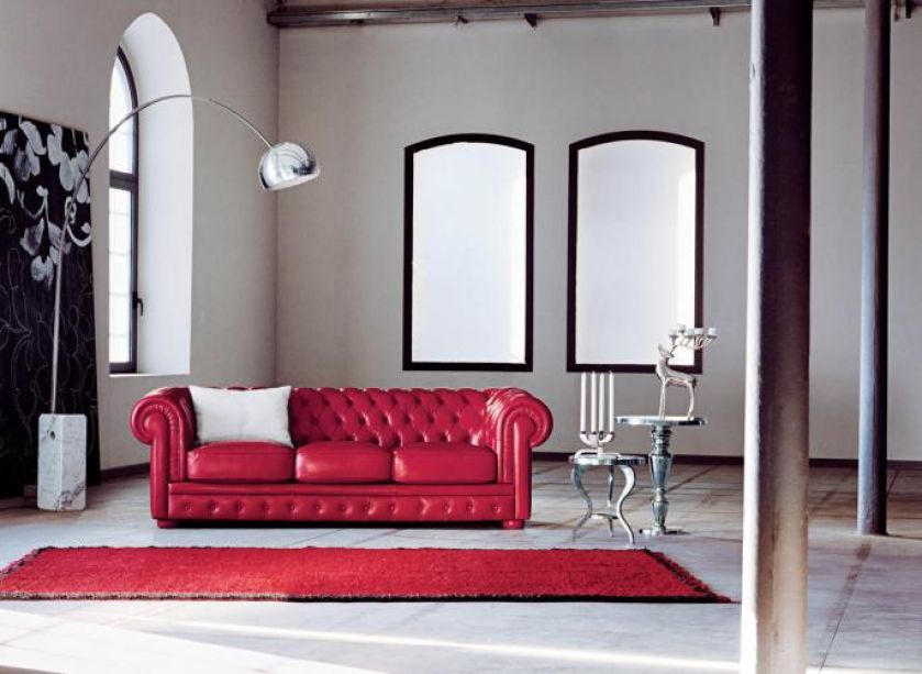 Sofa Alioth typu Chester, nóżki drewniane obciągnięte skórą. Cena - 4399 euro. Do wyboru również kanapa dwuosobowa i fotel.