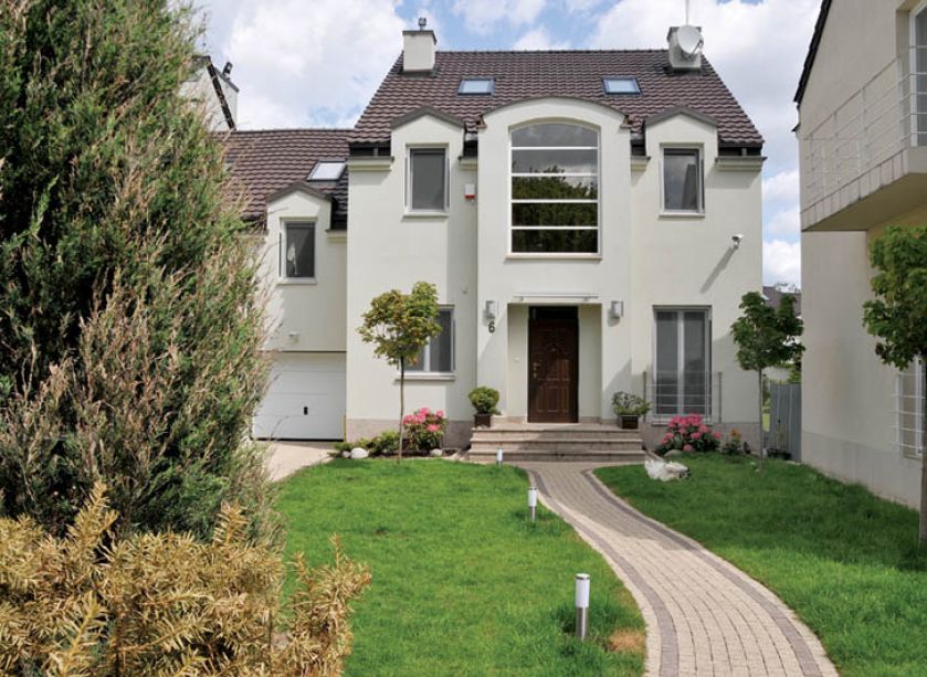 Widok od wejścia głównego. Zielony zaułek w mieście