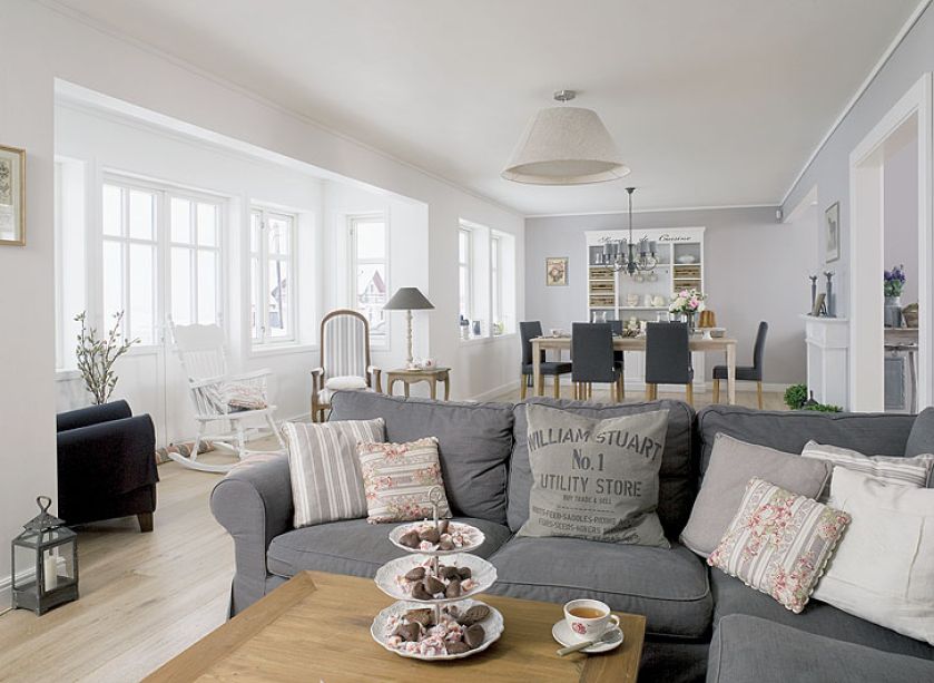 Właścicelka i projektantka biel połączyły z szarością i odrobiną kremu, a na koniec dorzuciły drobiazgi