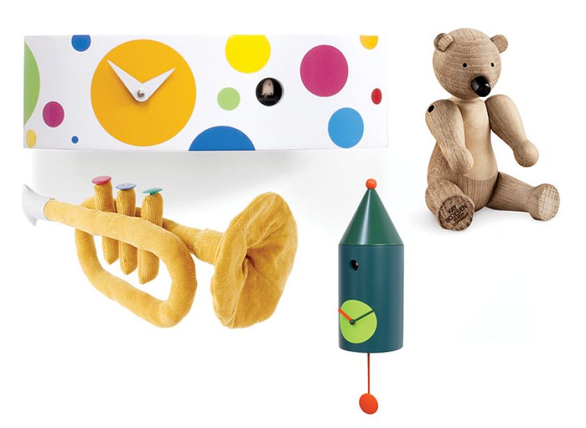 Zegar Ellipse z Progetti, drewniany miś Kaya Bojesena z Rosendahla, pluszowa trąbka projektu Lisy Sanchis, zegar C’era una