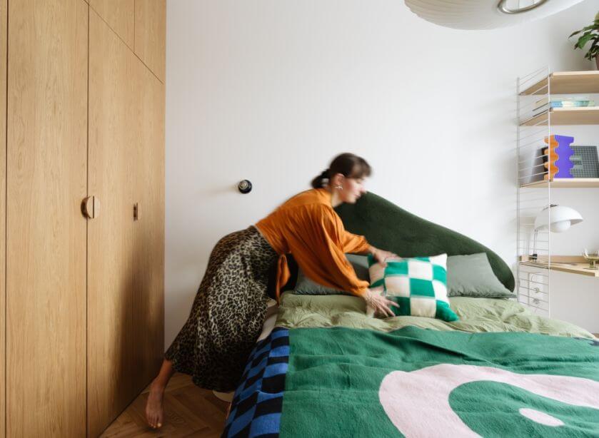 zielone łóżko w sypialni