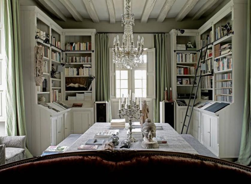 Bibliotekę zdobi kryształowy żyrandol.