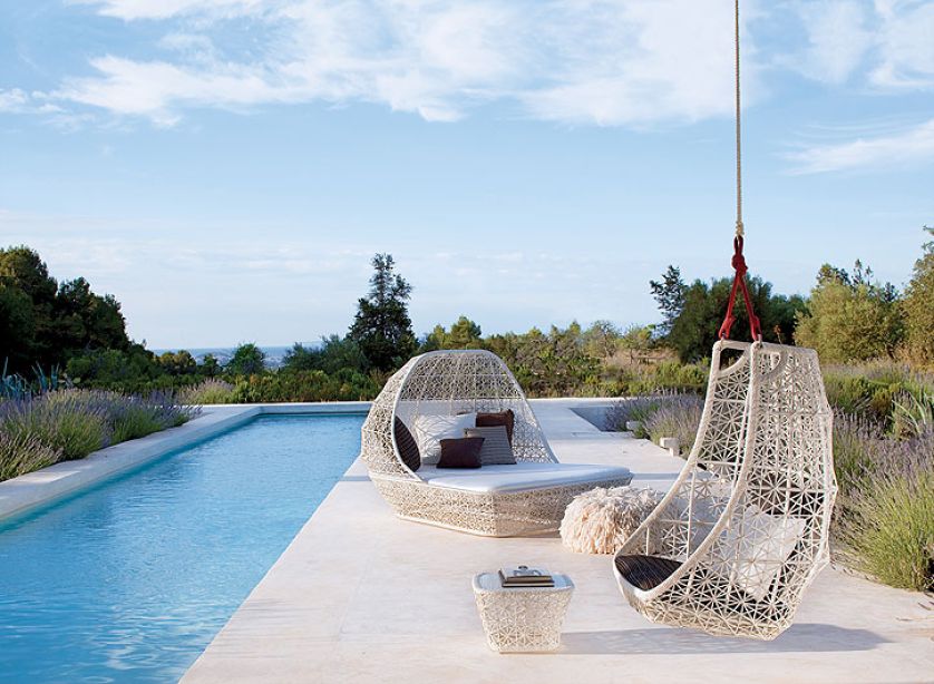 Huśtawka Maia projektu Patricii Urquioli w cenie 17 648 zł. Do kompletu stolik (2841 zł) i łóżko (33 201 zł). KETTAL