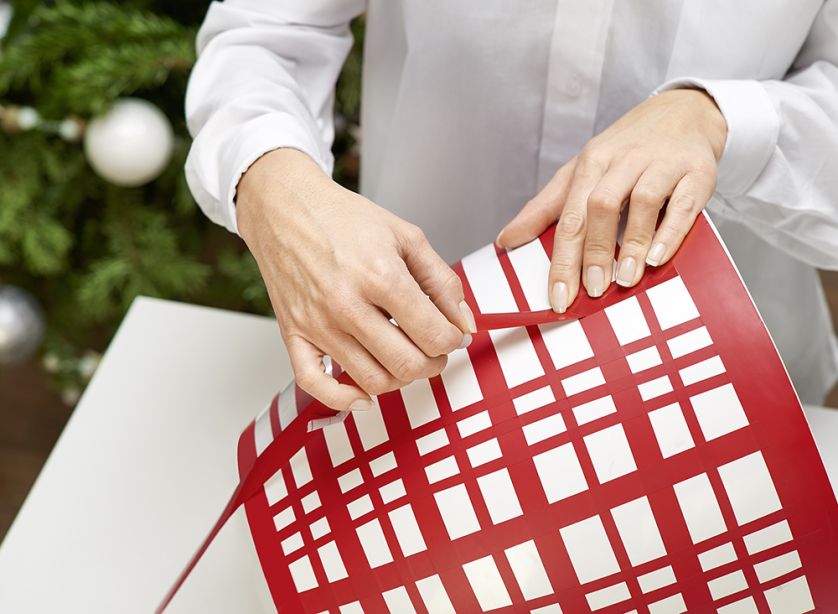 Jako ostatnie naklej najgrubsze paski - na górze i na samym dole donicy.