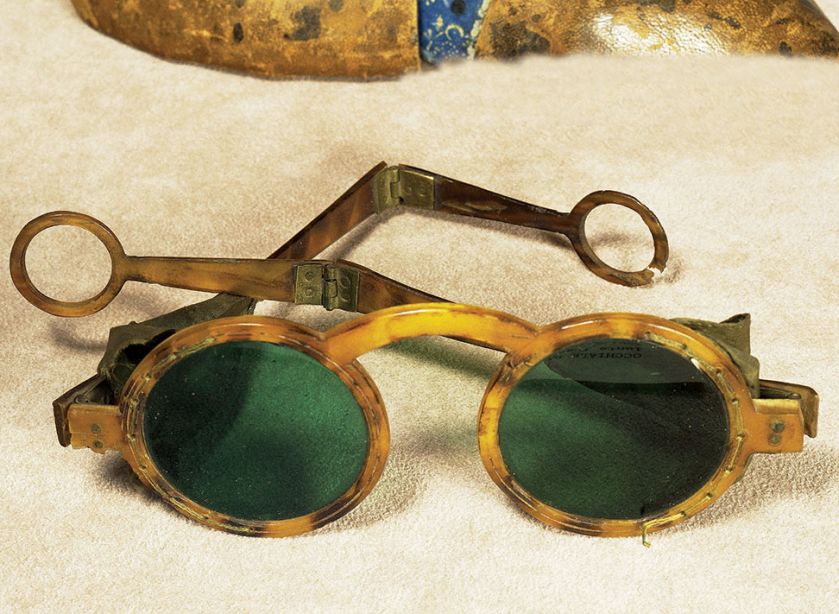 Z ciemnozielonymi soczewkami, Francja, XVIII wiek