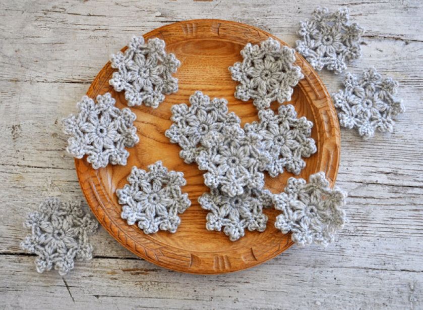 Piękne tradycyjne dekoracje bożonarodzeniowe zrobione na szydełku. Pomysłowy wianek świąteczny to także wspaniały pomysł na