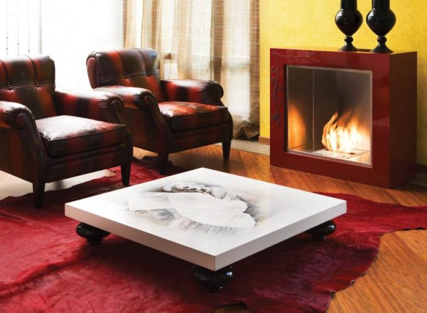 Tutaj zwracają uwagę: stolik Square z ręcznie malowanym blatem (20 880 zł), kominek Moda Cube na ekologiczne paliwo i