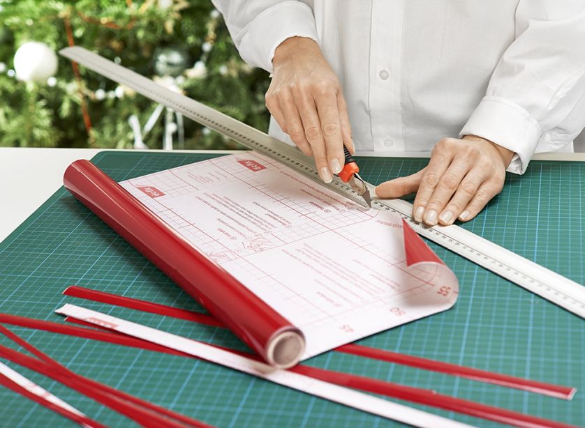 Z czerwonej okleiny wytnij paski o różnej grubości (w zależności od projektu własnego)