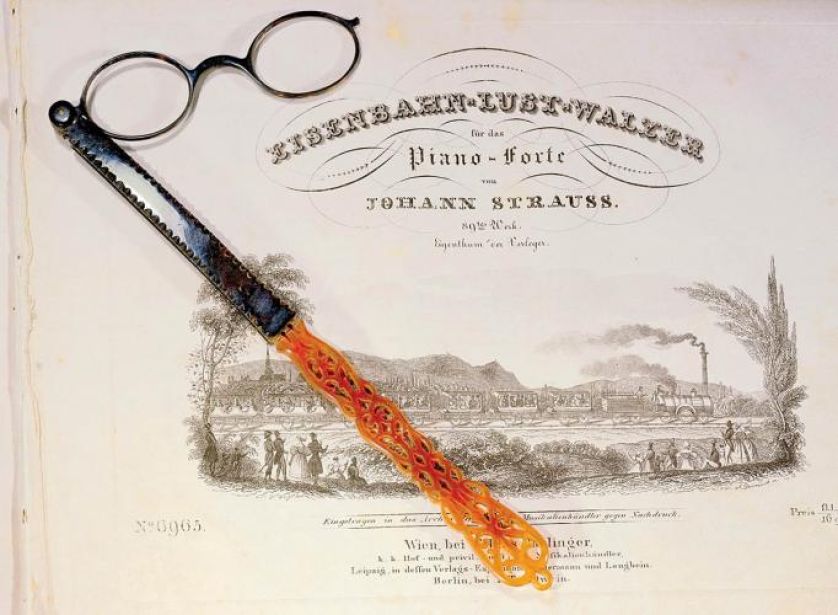 Lorgnon - okulary z rączką, początek XIX w., fot. FORUM.