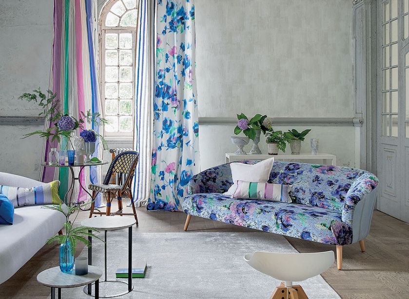 Na sofie tkanina Porcelain Rose Wedgwood z kolekcji Aurelia, Designers Guild, Decodore