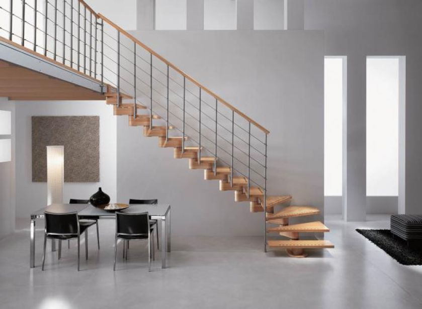 Schody Gamma nie zajmą w przedpokoju dużo miejsca. Mają stopnie z drewna bukowego i metalowe poręcze ze stalowymi linkami.