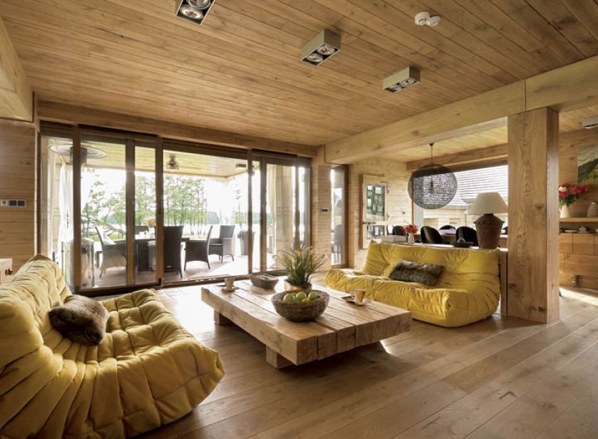 Nowoczesna kanapy i rustykalny stolik zaprojektowany przez Tomasza Tubisza.