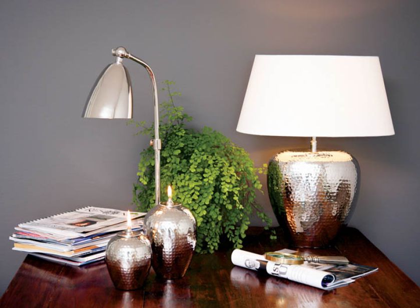 Podstawa lampy z młotkowanej blachy ładnie odbija światło. ROMANTIC HOME